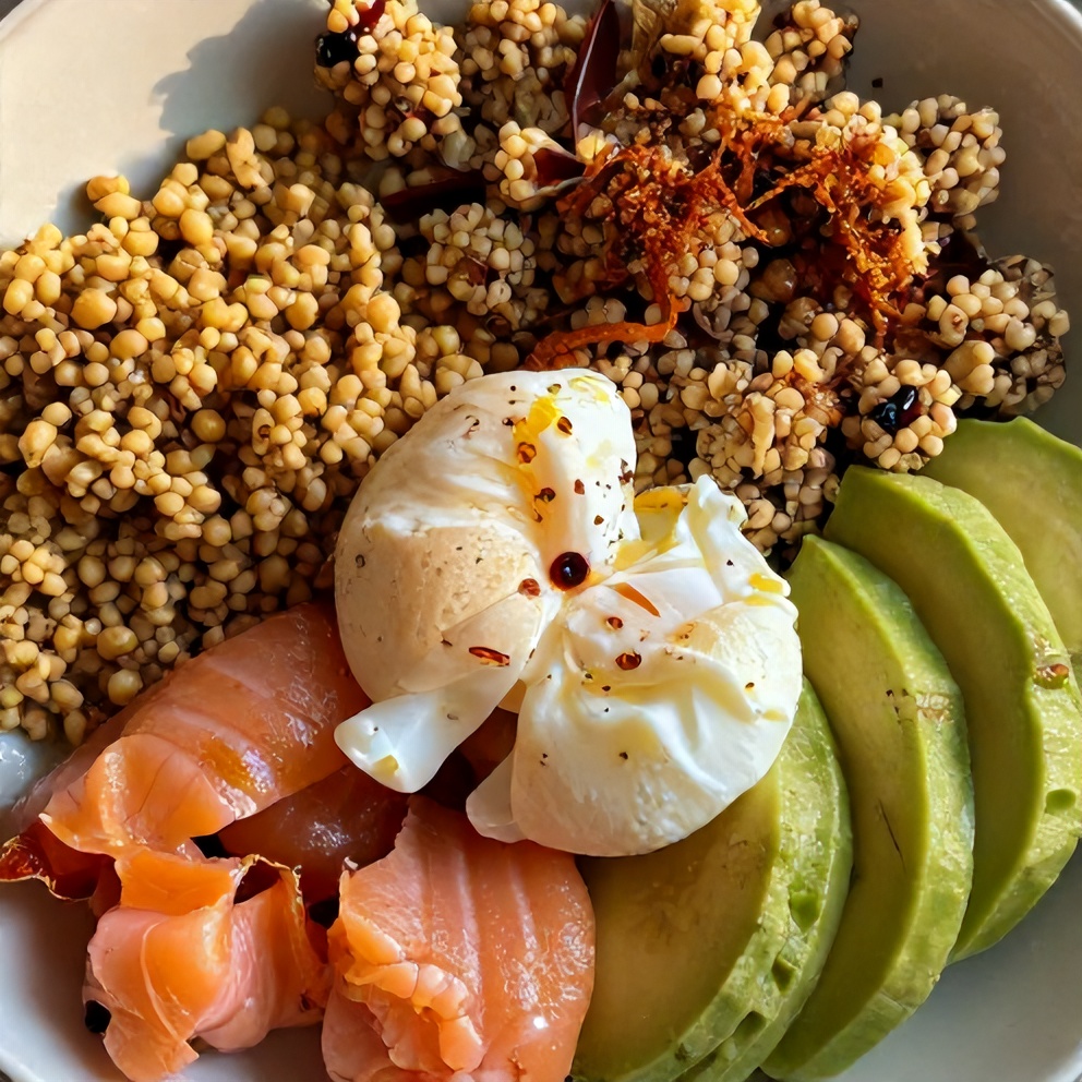 smoked salmon quinoa breakfast bowls